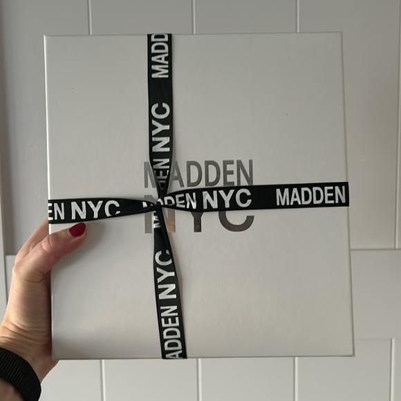 🐧2/$15 Madden NYC Hat and Scarf Gift Set NWT - Picture 2 of 2